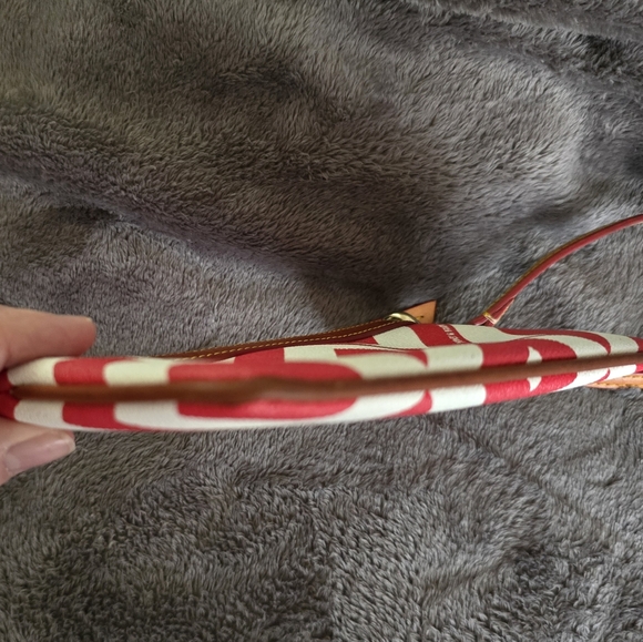 Dooney & Bourke Red and White Chevron Wristlet EUC! - Picture 13 of 15
